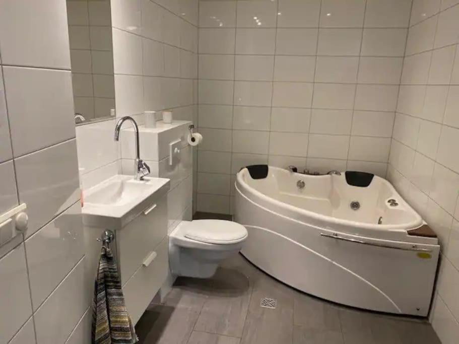 Husavik 2 Bedroom Apartment Bagian luar foto